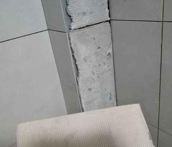邯山瓷砖空鼓维修公司分享下厨房瓷砖脱落的补救措施。